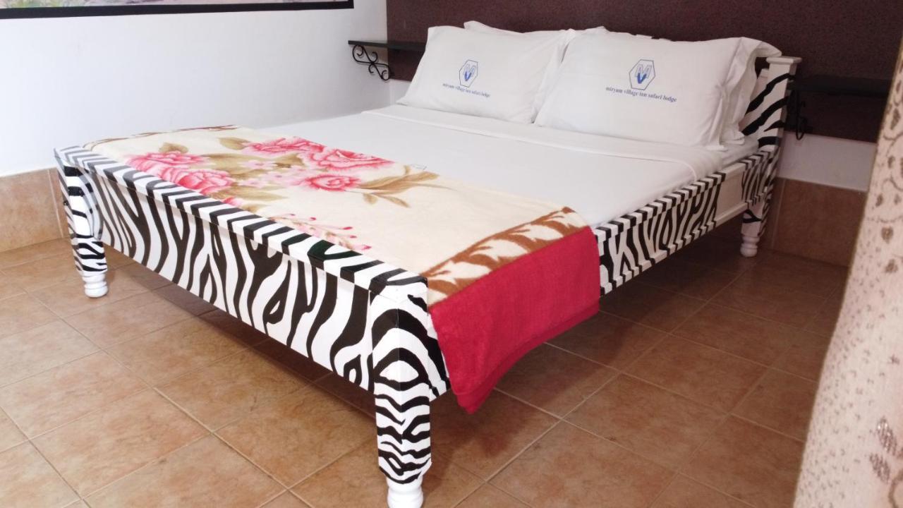 Miryams Village Inn Safari Lodge Sultan Hamud Екстериор снимка