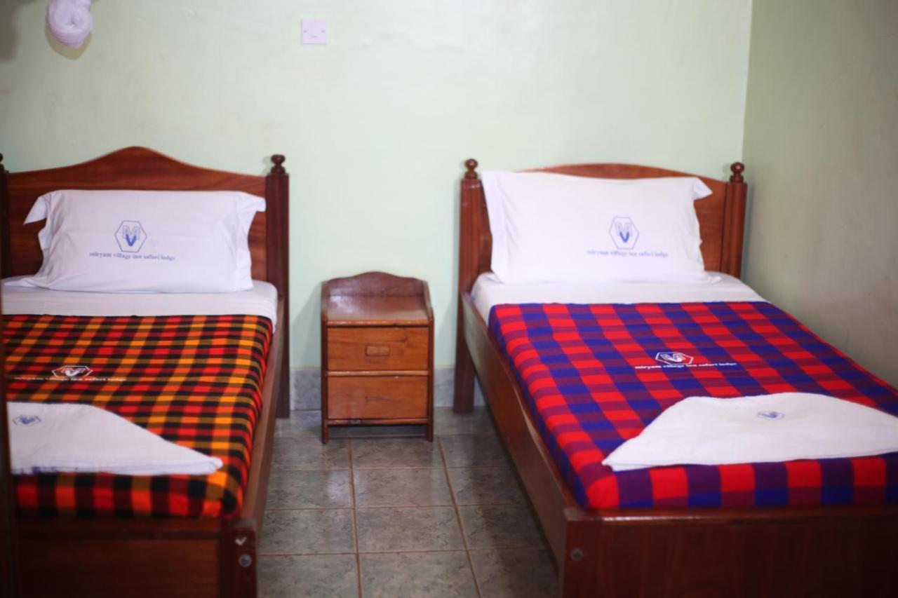 Miryams Village Inn Safari Lodge Sultan Hamud Екстериор снимка