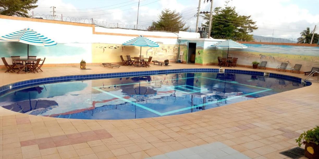 Miryams Village Inn Safari Lodge Sultan Hamud Екстериор снимка